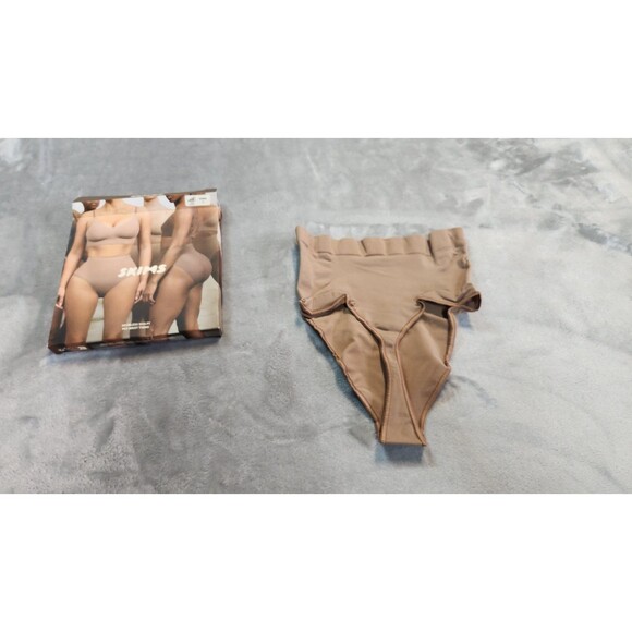 Skims Brown Sienna Small Seamless Sculpt Mid Waist Thong NWOT - Picture 6 of 7